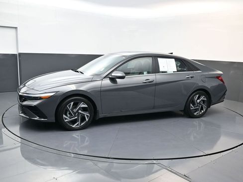 Certified 2025 Hyundai Elantra Limited image 6