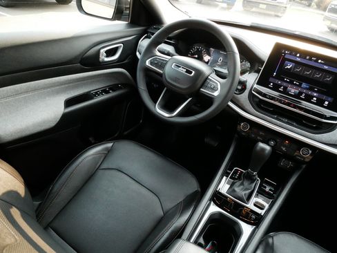 Used 2023 Jeep Compass Latitude AWD/4WD image 9