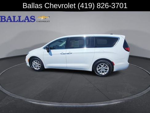 Used 2024 Chrysler Pacifica Touring-L FWD image 6