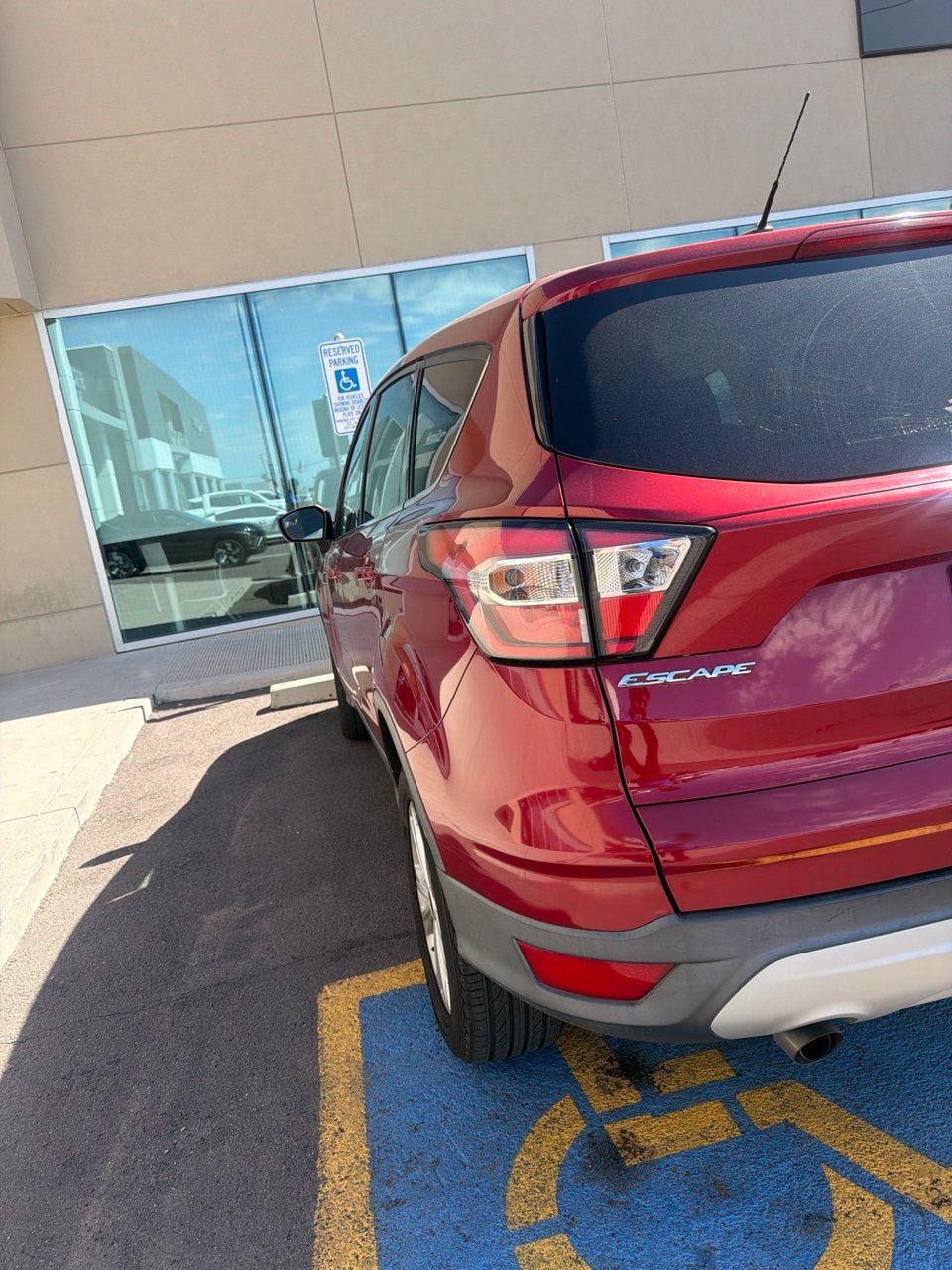 Used 2017 Ford Escape SE w/ SE Cold Weather Package AWD/4WD image 4