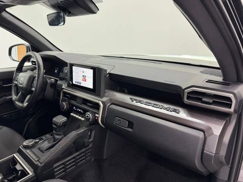 Used 2025 Toyota Tacoma SR5 AWD/4WD image 38