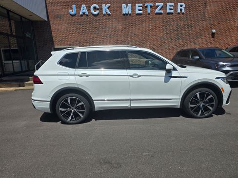 Used 2024 Volkswagen Tiguan SEL R-Line AWD/4WD image 9