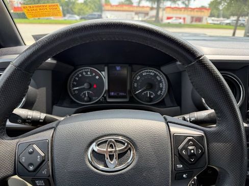 Used 2020 Toyota Tacoma TRD Sport w/ TRD Premium Sport Package AWD/4WD image 6