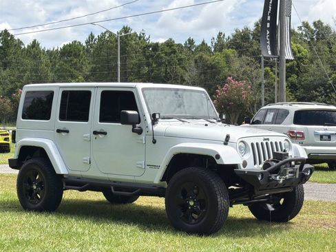 Used 2017 Jeep Wrangler Unlimited Sahara w/ Connectivity Group AWD/4WD image 8