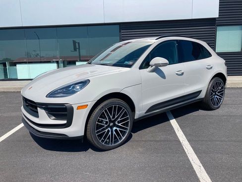 Used 2025 Porsche Macan image 2