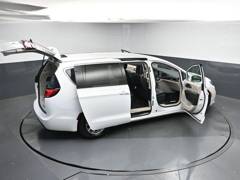 Used 2023 Chrysler Pacifica Touring-L image 46