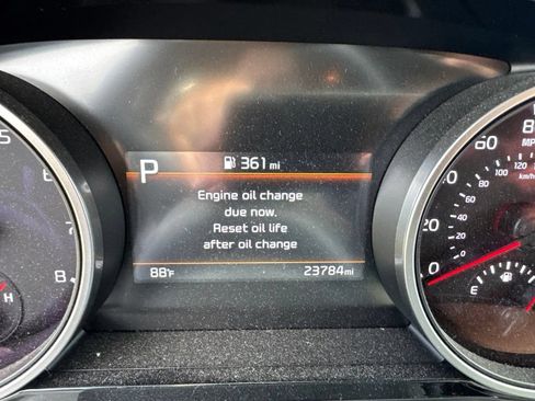 Used 2024 Kia Carnival EX FWD image 2