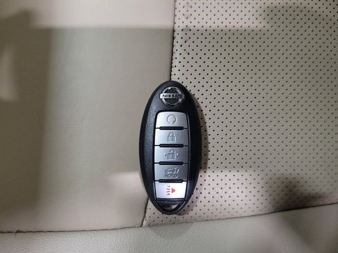 Used 2017 Nissan Pathfinder Platinum AWD/4WD image 32