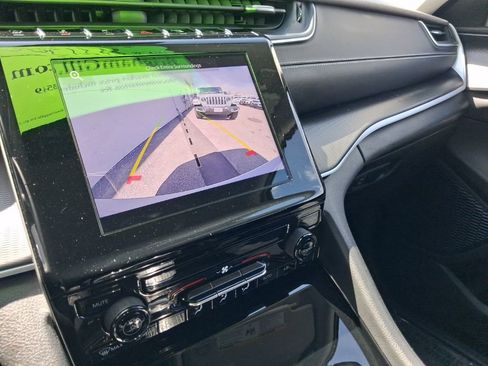 Used 2023 Jeep Grand Cherokee Laredo image 24