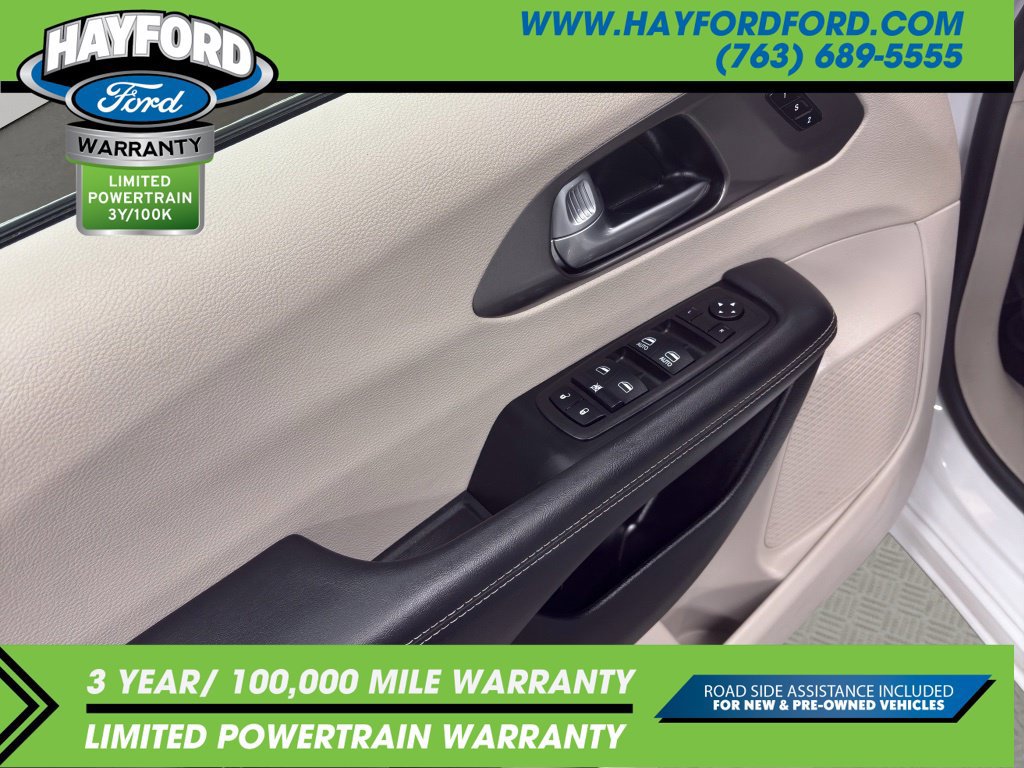 Used 2024 Chrysler Pacifica Limited FWD image 16