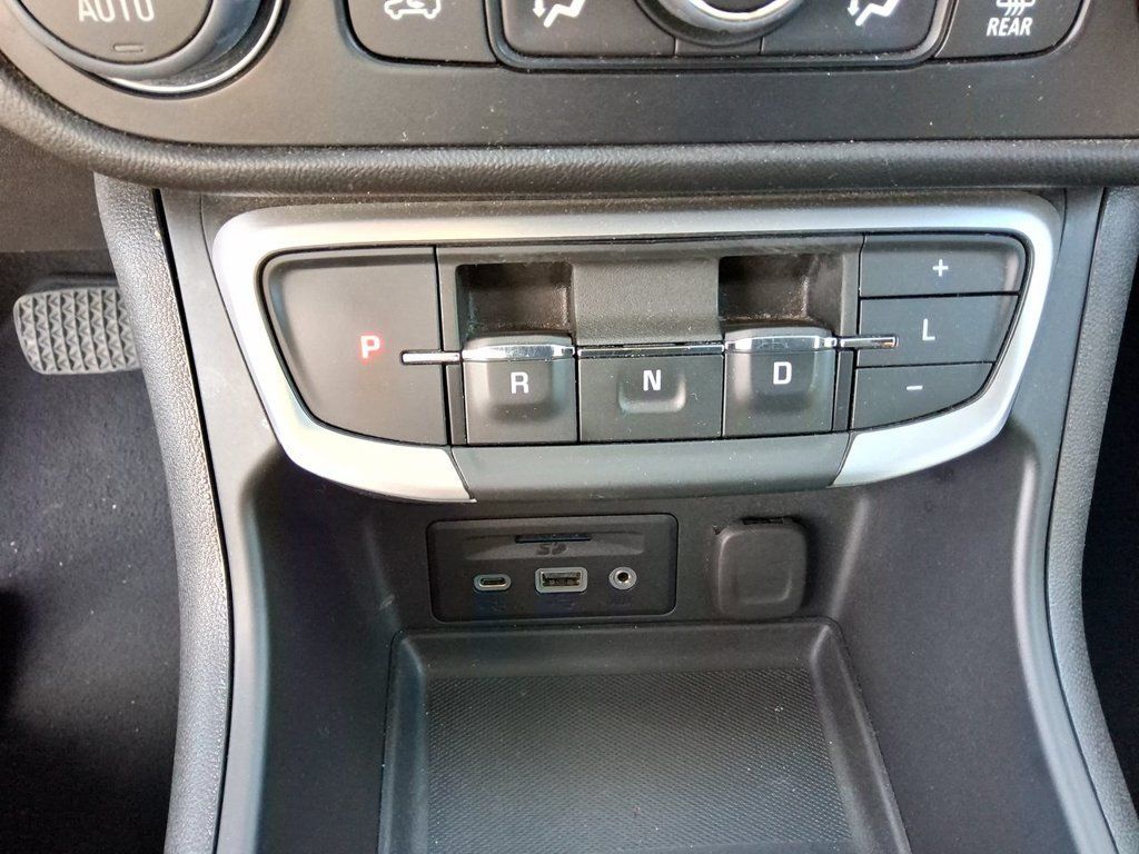 Used 2024 GMC Terrain SLT AWD/4WD image 15