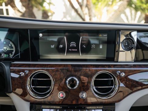 Used 2024 Rolls-Royce Ghost image 39