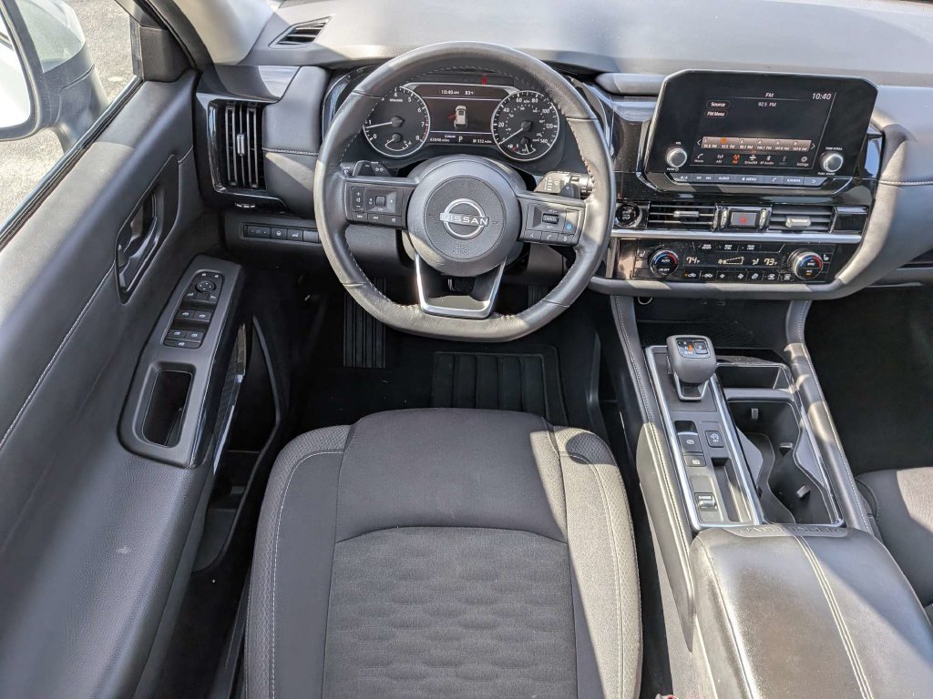 Used 2025 Nissan Pathfinder SV FWD image 15