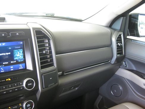 Used 2018 Ford Expedition XLT w/ Equipment Group 202A AWD/4WD image 22