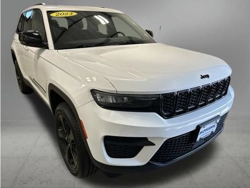 Used 2023 Jeep Grand Cherokee Altitude AWD/4WD image 8