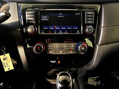 Used 2020 Nissan Rogue S FWD image 18
