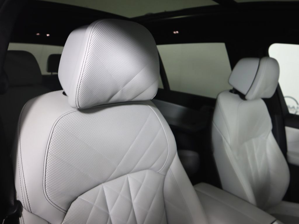 Used 2023 BMW X7 xDrive40i w/ M Sport Package AWD/4WD image 32
