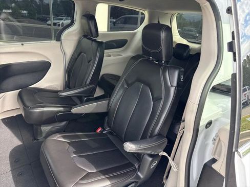 Used 2024 Chrysler Pacifica Touring-L FWD image 25