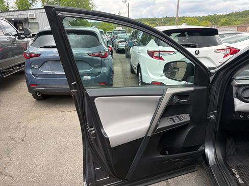 Used 2016 Toyota RAV4 XLE AWD/4WD image 17