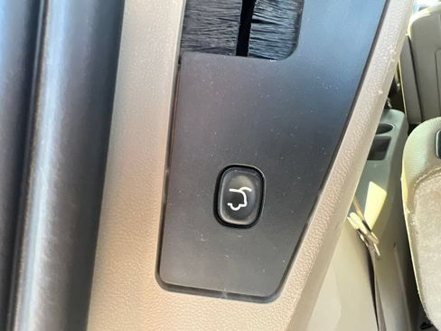 Used 2013 Chrysler Town & Country Touring-L w/ Driver Convenience Group FWD image 34