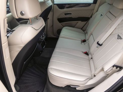 Used 2021 Bentley Bentayga AWD/4WD image 43