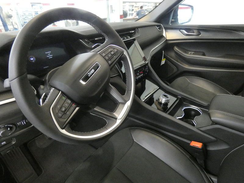 Used 2025 Jeep Grand Cherokee Altitude RWD image 8