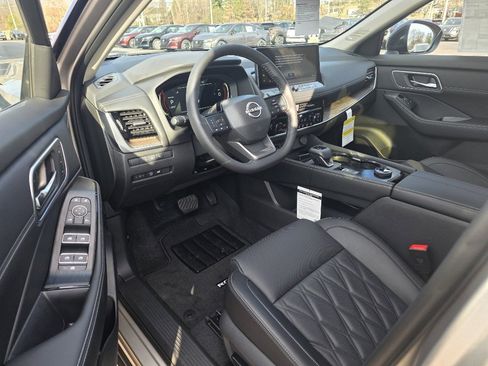 Used 2025 Nissan Rogue Platinum w/ Platinum Premium Package image 9