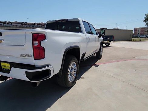 Used 2023 Chevrolet Silverado 2500 High Country w/ Z71 Off-Road Package AWD/4WD image 8