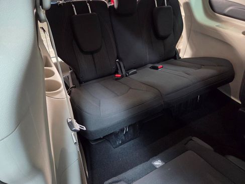 Used 2018 Chrysler Pacifica Touring Plus w/ Tire & Wheel Group image 17