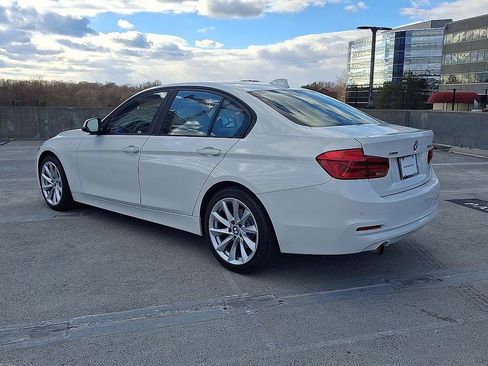 Used 2018 BMW 320i xDrive Sedan w/ Convenience Package image 3