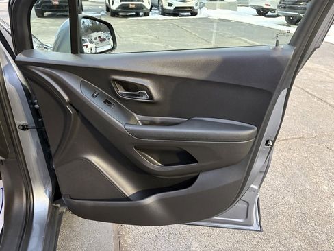 Used 2020 Chevrolet Trax LT w/ LT Convenience Package image 11