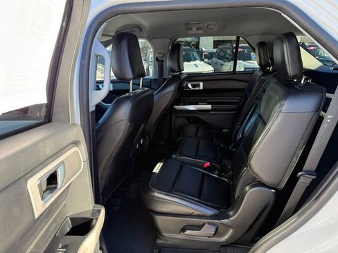 Used 2022 Ford Explorer XLT w/ Equipment Group 202A image 4