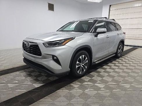 Used 2021 Toyota Highlander XLE FWD image 1