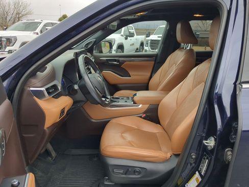 Used 2021 Toyota Highlander Platinum image 18