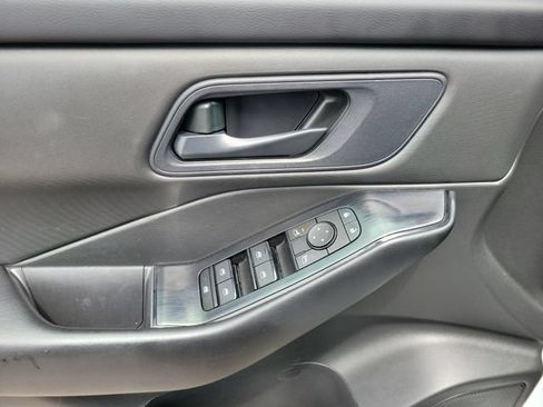 Used 2024 Nissan Rogue S AWD/4WD image 12