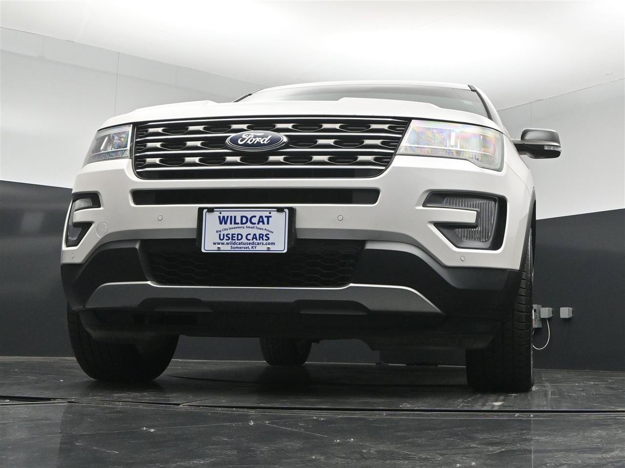 Used 2017 Ford Explorer XLT w/ Equipment Group 202A AWD/4WD image 28