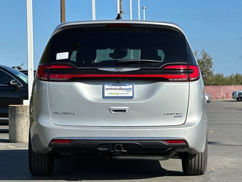 New 2026 Chrysler Pacifica Limited w/ Uconnect Theater Family Group image 5