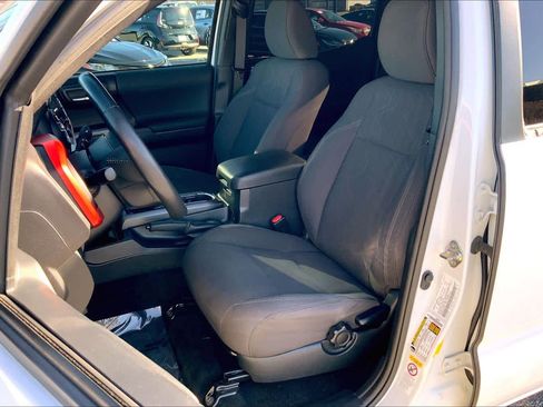 Used 2019 Toyota Tacoma TRD Sport image 7