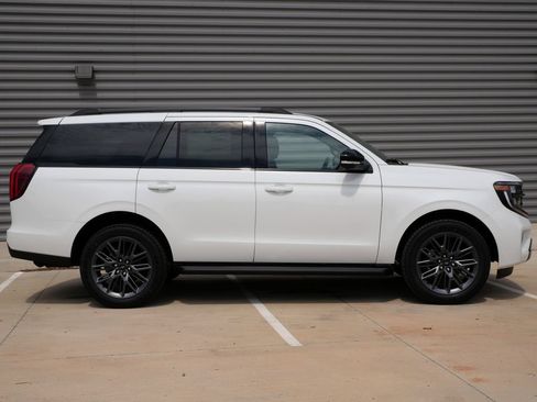 New 2026 Ford Expedition Platinum w/ Stealth Appearance Package AWD/4WD image 2