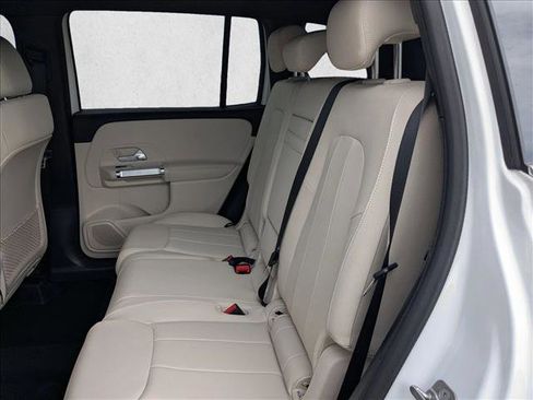 Used 2025 Mercedes-Benz GLB 250 4MATIC image 15