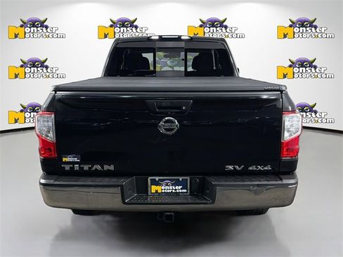 Used 2018 Nissan Titan SV image 6