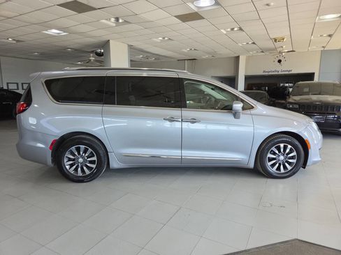 Used 2019 Chrysler Pacifica Touring-L Plus FWD image 8