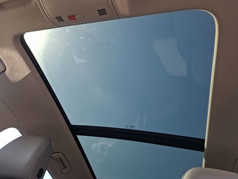 Used 2023 Volkswagen Taos SE w/ Panoramic Sunroof Package image 16