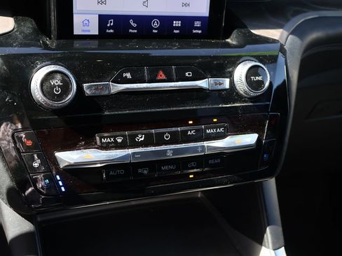 Used 2022 Ford Explorer Platinum w/ Equipment Group 601A AWD/4WD image 40