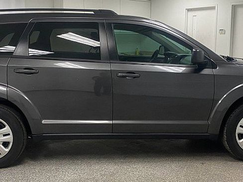 Used 2018 Dodge Journey SE image 4