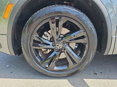 Certified 2024 Volkswagen Tiguan SE R-Line AWD/4WD image 24