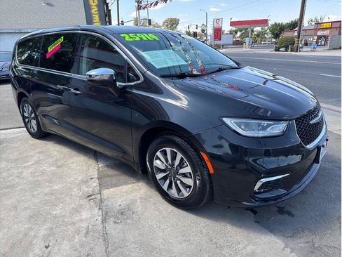 Used 2023 Chrysler Pacifica Limited FWD image 7