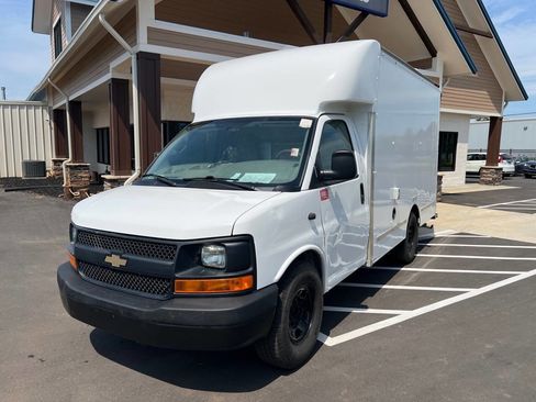 Used 2017 Chevrolet Express 3500 RWD image 2
