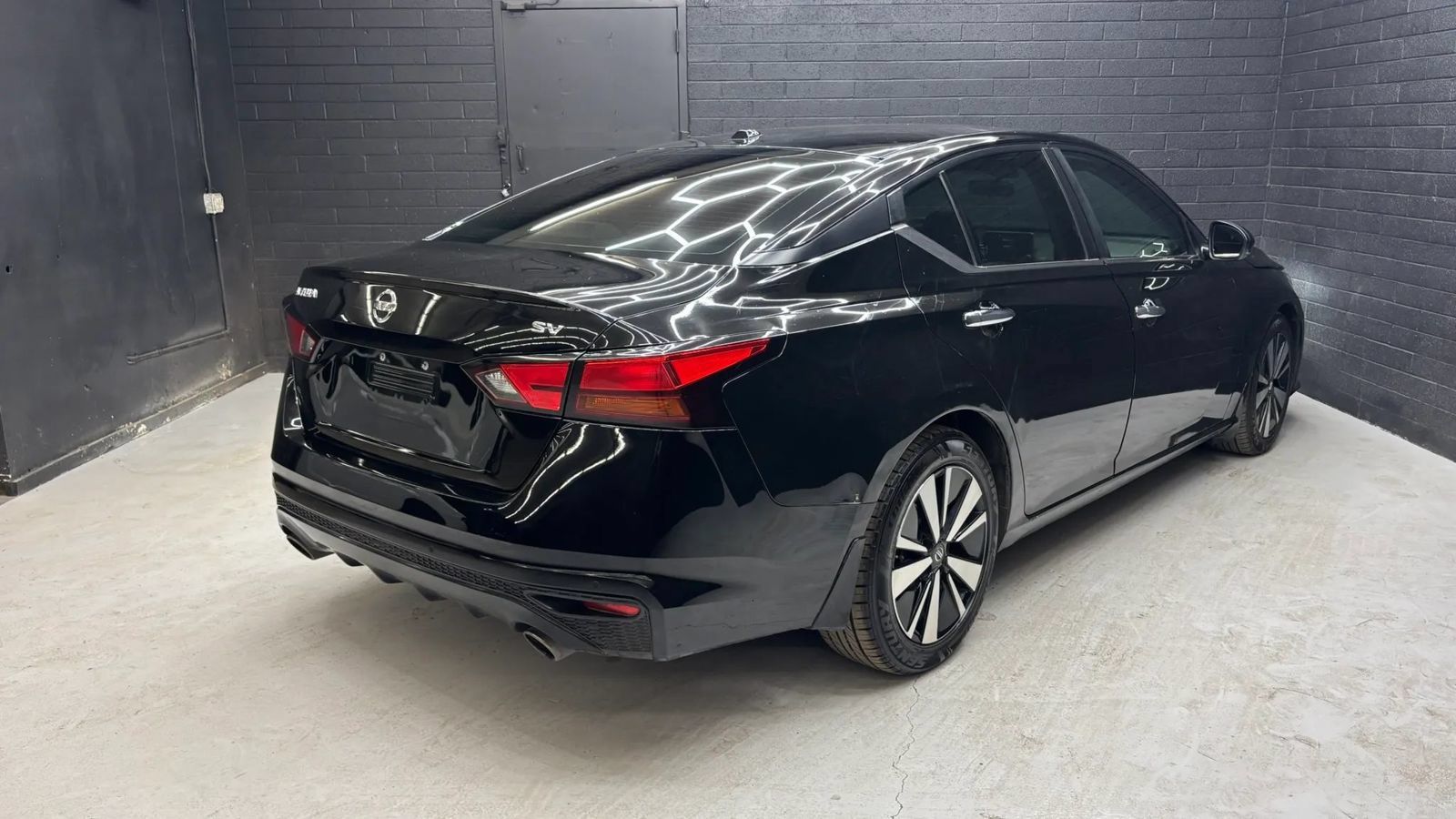 Used 2021 Nissan Altima 2.5 SV w/ SV Premium Package FWD image 3