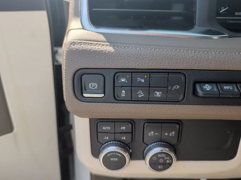 Used 2022 GMC Yukon XL Denali AWD/4WD image 16